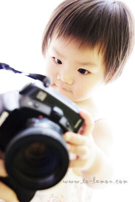 兩歲的右立和爸拔媽麻來拍照，這張是右立想看相機的可愛紀錄！
