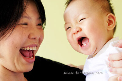 Mimi和爸拔媽麻一起來拍照，這張是媽麻及Mimi的互動紀錄，兩人都好開心！