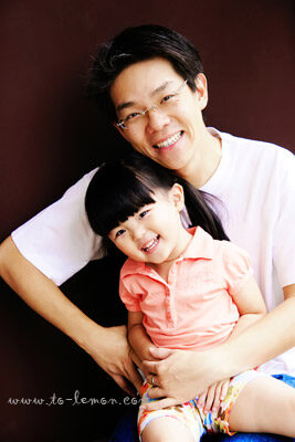 兩歲半的岑岑和爸拔媽麻一起來拍照，這張是岑岑和爸拔的合照！好美啊！