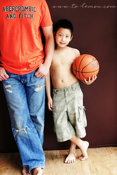 羅興樑帶著美麗的太太及孩子們來拍照，這張是弟弟拿著籃球站在爸拔旁邊，很有意義的一張相片啊！