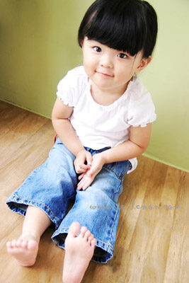 兩歲半的岑岑和爸拔媽麻一起來拍照，這張是岑岑可愛的獨照！