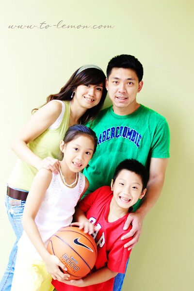 羅興樑帶著美麗的太太及孩子們來拍照，這張是一家人美麗的全家福！