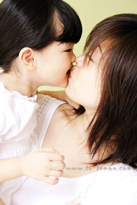 兩歲半的岑岑和爸拔媽麻一起來拍照，這張是岑岑和媽麻的親親的紀錄！