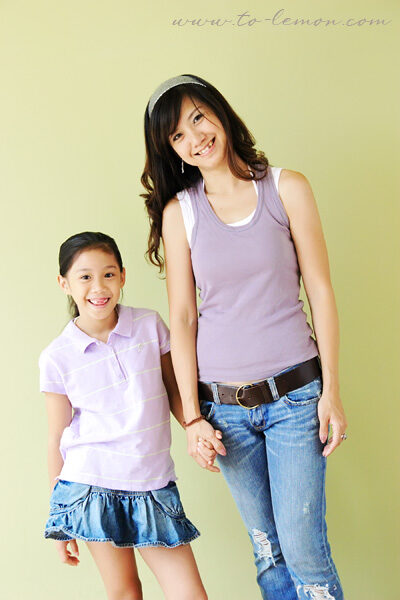 羅興樑帶著美麗的太太及孩子們來拍照，這張是漂亮的媽麻及姊姊的合照