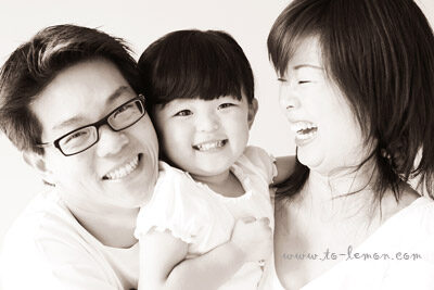 兩歲半的岑岑和爸拔媽麻一起來拍照，這張是岑岑和爸拔媽麻的互動黑白照！