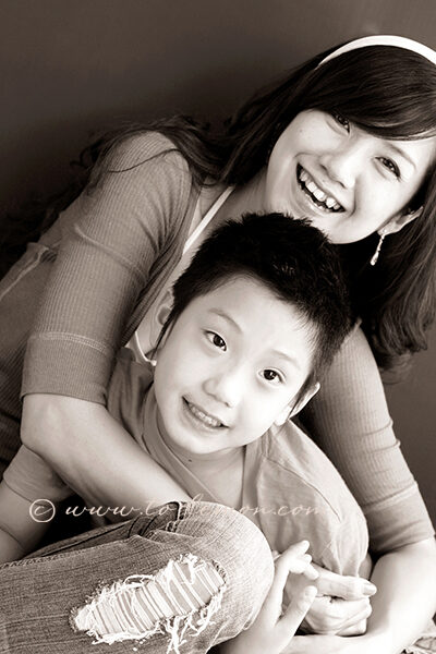 羅興樑帶著美麗的太太及孩子們來拍照，這張是媽麻和弟弟的合照！