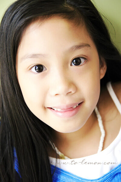 羅興樑帶著美麗的太太及孩子們來拍照，這張是姊姊的特寫！