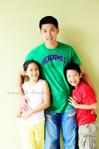 羅興樑帶著美麗的太太及孩子們來拍照，這張是爸拔及姐弟倆！