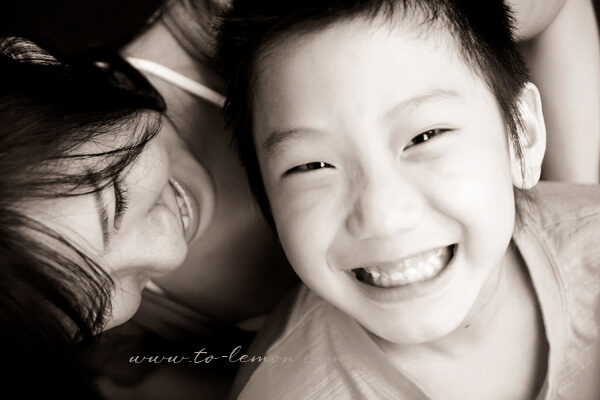 羅興樑帶著美麗的太太及孩子們來拍照，這張是媽麻和弟弟的互動！