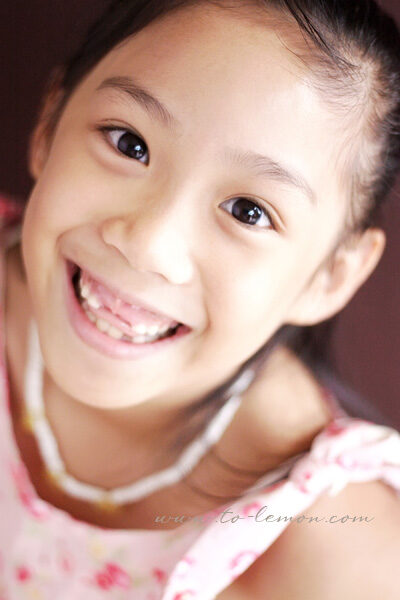 羅興樑帶著美麗的太太及孩子們來拍照，這張是姊姊的個人寫真！