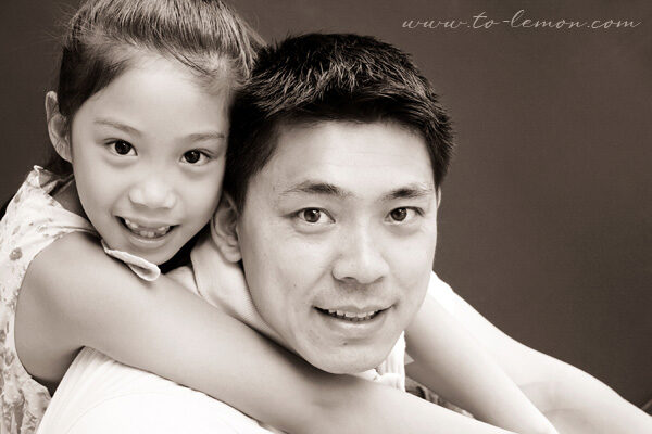 羅興樑帶著美麗的太太及孩子們來拍照，這張是姊姊和爸拔的黑白合照！