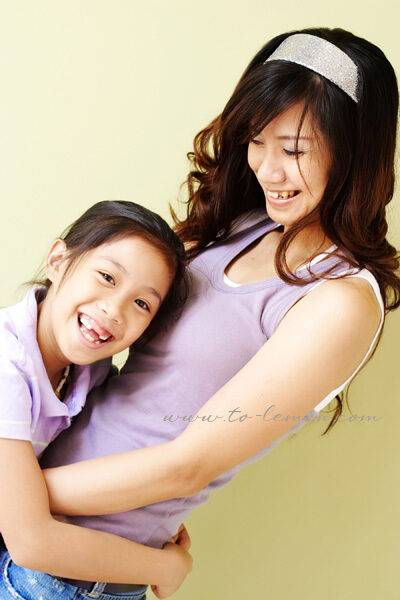 羅興樑帶著美麗的太太及孩子們來拍照，這張是姊姊和媽麻的合照！