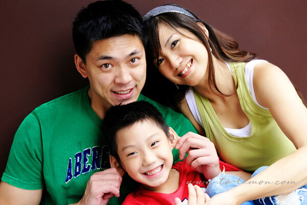 羅興樑帶著美麗的太太及孩子們來拍照，這張是爸拔媽麻和弟弟的合照！很逗趣的一張相片！