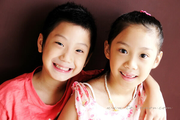 羅興樑帶著美麗的太太及孩子們來拍照，這張是姐弟倆的合照！