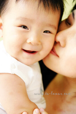 七個月大的小懿和爸拔媽麻一起來拍照，這張是媽麻親親小懿！