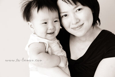 七個月大的小懿和爸拔媽麻一起來拍照，，這張是美麗的媽麻和小懿的合照！