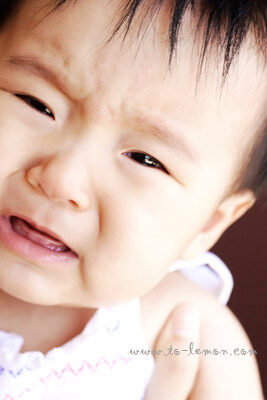 七個月大的小懿和爸拔媽麻一起來拍照，這張是哭哭的小懿