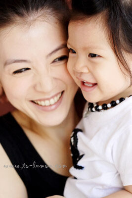 Momo和爸拔及漂亮的媽麻一起來拍照，這張是Momo和媽麻的可愛互動！