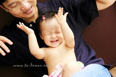 芃芃和爸拔媽麻來拍照！芃芃和爸拔媽麻玩得好開心啊，這張是芃芃和爸拔正在玩的一瞬間！