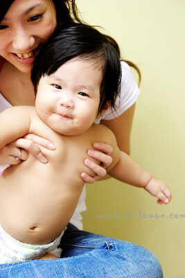 Melody寶寶來拍照，這張是媽麻抱著Melody的可愛紀錄！