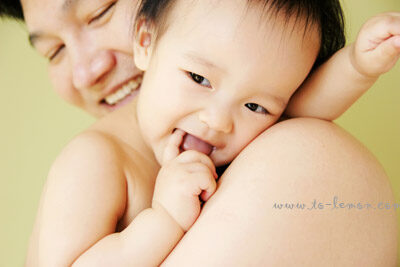 芃芃和爸拔媽麻來拍照！芃芃和爸拔媽麻玩得好開心啊，這張是在爸拔身上甜甜的芃芃！