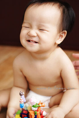 芃芃和爸拔媽麻來拍照！芃芃和爸拔媽麻玩得好開心啊，這張是芃芃的獨照，很逗趣的表情！