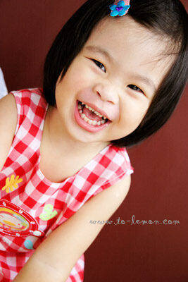 雀雀滿兩歲了，和懷二寶的媽麻及爸拔來拍照，這張是雀雀的獨照，笑容好甜美啊！