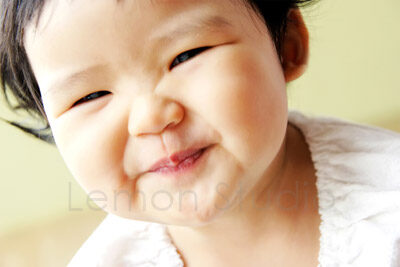 沂萱和爸拔媽麻來拍照，這張是沂萱的特寫，沂萱的笑容好迷人啊！