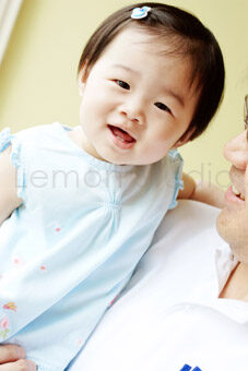 可愛的小花和爸拔媽麻一起來拍照，這張是爸拔抱著小花，小花的笑容好溫柔啊！