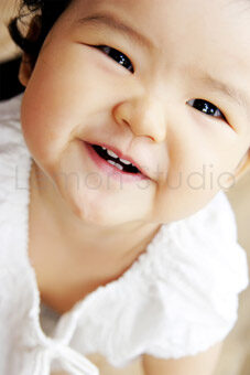 沂萱和爸拔媽麻來拍照，這張是沂萱的獨照，有著自然捲的沂萱好可愛！