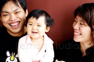 沂萱和爸拔媽麻來拍照，這張是沂萱和爸拔媽麻的合照！一家人都好開心啊！