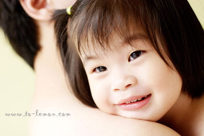 雀雀滿兩歲了，和懷二寶的媽麻及爸拔來拍照，這張是爸拔抱著雀雀，雀雀趴在爸拔身上！