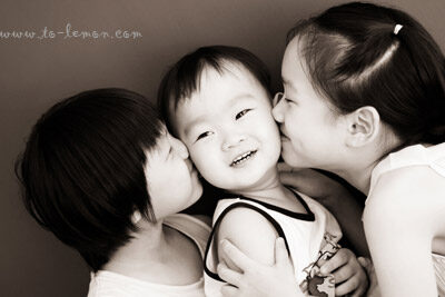 Annie一家姐弟三人和爸拔媽麻一起來拍照，這張是姐弟三人的美好合照！