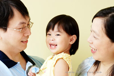 雀雀滿兩歲了，和懷二寶的媽麻及爸拔來拍照，這張是雀雀和爸拔媽麻的互動！