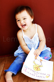 混血兒Mia和媽麻一起來拍照，這張是Mia拿著故事書的獨照，Mia超級可愛的！