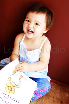 混血兒Mia和媽麻一起來拍照，這張也是Mia拿著故事書的獨照，Mia的笑容好燦爛，這張相片好溫暖！