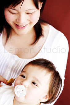 混血兒Mia和媽麻一起來拍照，這張是媽麻和吸著奶嘴的Mia合照！