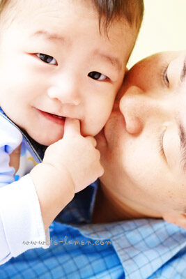 妙薰和弟弟，及爸拔媽麻一起來拍照，這張是爸拔抱著弟弟，弟弟超可愛的！