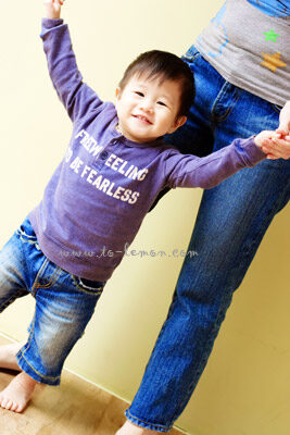 佑倫和爸拔媽麻一起來拍照，這張是爸拔牽著佑倫，佑倫的獨照！