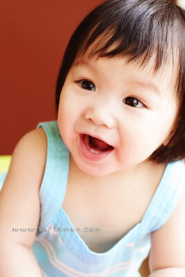 丞茲＆丞妘和爸拔媽麻一起來拍照，這張是妹妹的獨照，笑容好可愛好美！