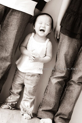 巧巧和爸拔媽麻一起來拍照，這張巧巧站在爸拔媽麻中間笑得好開心！