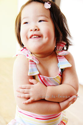 霈軒和爸拔媽麻一起來拍照，這張是穿著泳裝的霈軒可愛的獨照！