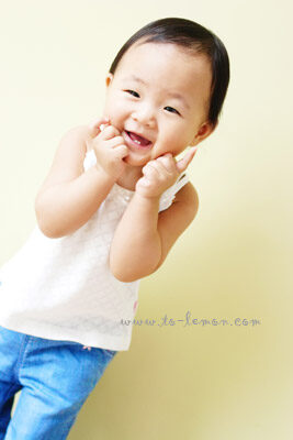 巧巧和爸拔媽麻一起來拍照，這張是可愛的巧巧的獨照！