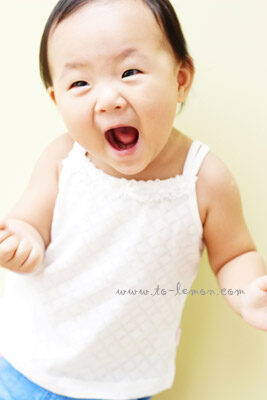 巧巧和爸拔媽麻一起來拍照，這張的巧巧好逗趣好有戲！