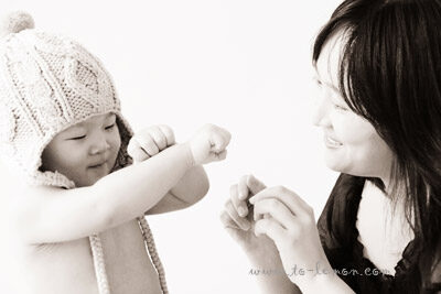 巧巧和爸拔媽麻一起來拍照，這張巧巧正在和媽麻玩！