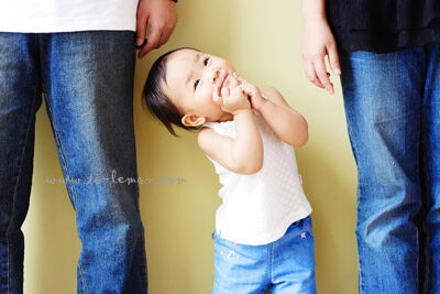 巧巧和爸拔媽麻一起來拍照，這張巧巧好逗趣！