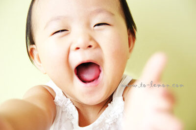 巧巧和爸拔媽麻一起來拍照，這張巧巧正在和攝影師黎爸玩！