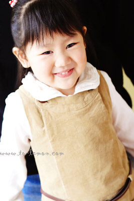 可愛的佩恩當姊姊了！和懷二寶的媽麻及爸拔一起來拍照，這張是佩恩很有自信的獨照！