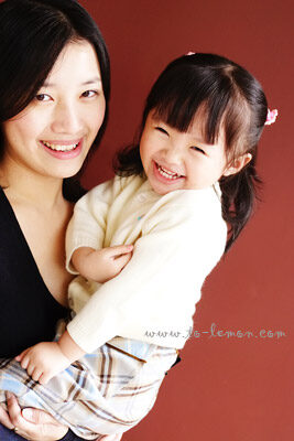 凱茵 & 凱鈞和爸拔媽麻一起來拍照，這張是凱茵和美麗的媽麻！