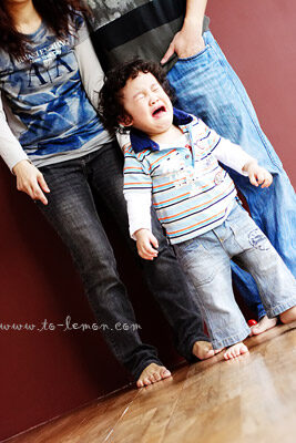 煜傑 & 煜翔兄弟倆和爸拔媽麻一起來拍照，這張是大哭的煜翔，但是還是好可愛！